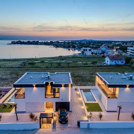 New! Luxury Golden Hour Near The With Heated Pool And Sauna - Ta Leut Agency ヴィラ プリヴラカ