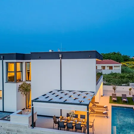New! Luxury Golden Hour Near The With Heated Pool And Sauna - Ta Leut Agency プリヴラカ
