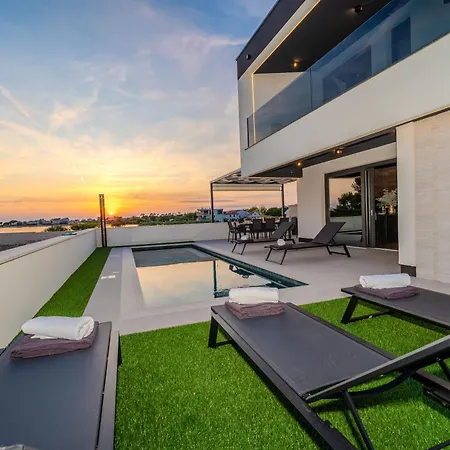 New! Luxury Golden Hour Near The With Heated Pool And Sauna - Ta Leut Agency