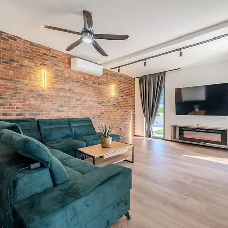 New! Luxury Golden Hour Near The With Heated Pool And Sauna - Ta Leut Agency * プリヴラカ