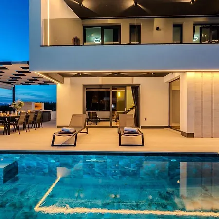 New! Luxury Golden Hour Near The With Heated Pool And Sauna - Ta Leut Agency * プリヴラカ
