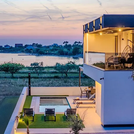 New! Luxury Golden Hour Near The With Heated Pool And Sauna - Ta Leut Agency ヴィラ *